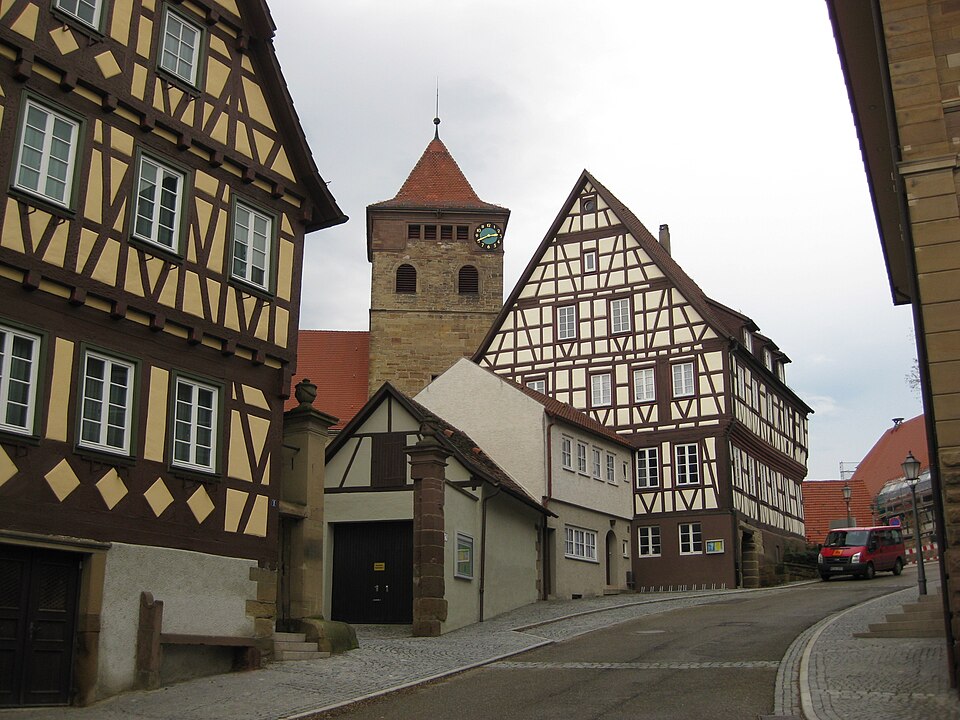 Die evangelische Michaelskirche (St. Michael), das ev. Gemeindehaus (ehemals altes Rathaus) und der Pfleghof links im Bild