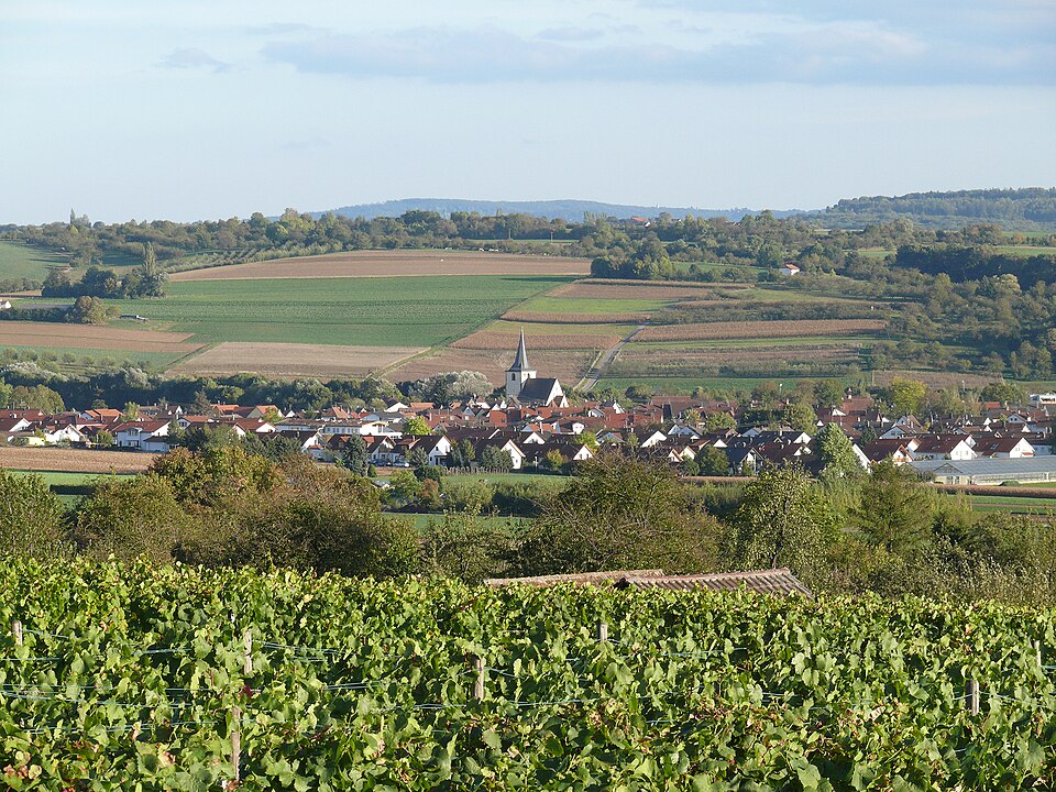 Murr liegt zwischen Hügeln mit Feldern und Weinbergen