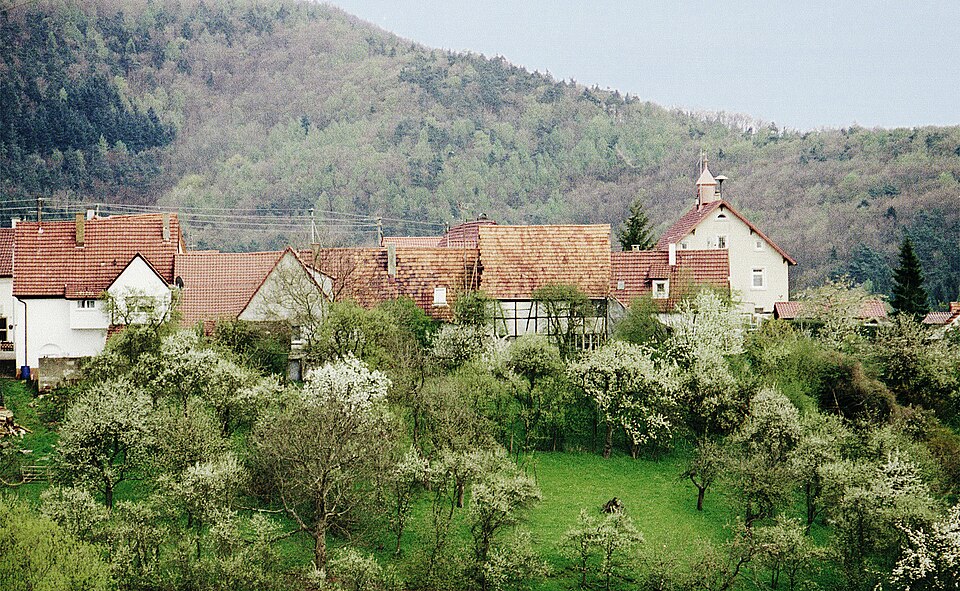 Lage auf einer Flussterrasse des Kirbachs